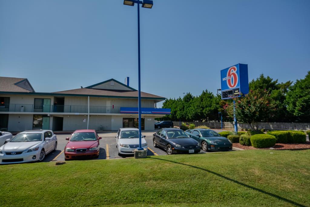 Motel 6 Huntsville - Madison Eksteriør bilde
