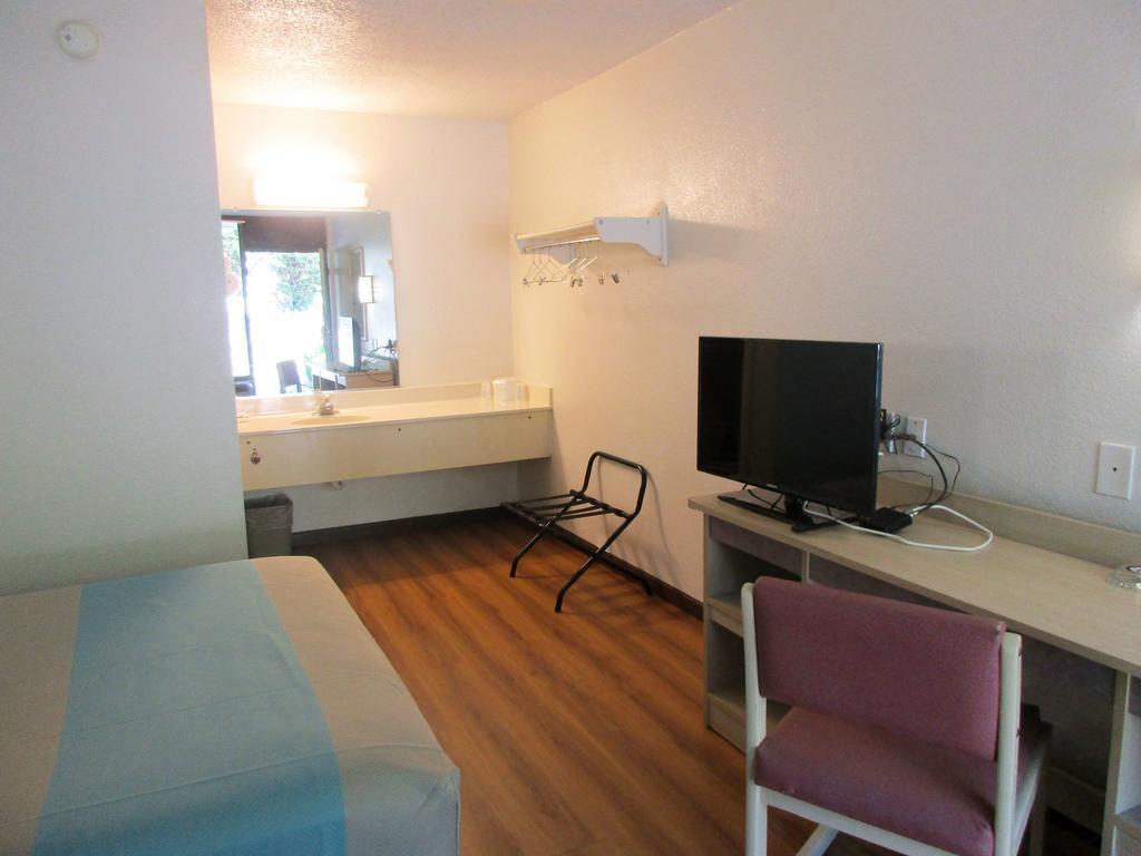 Motel 6 Huntsville - Madison Eksteriør bilde